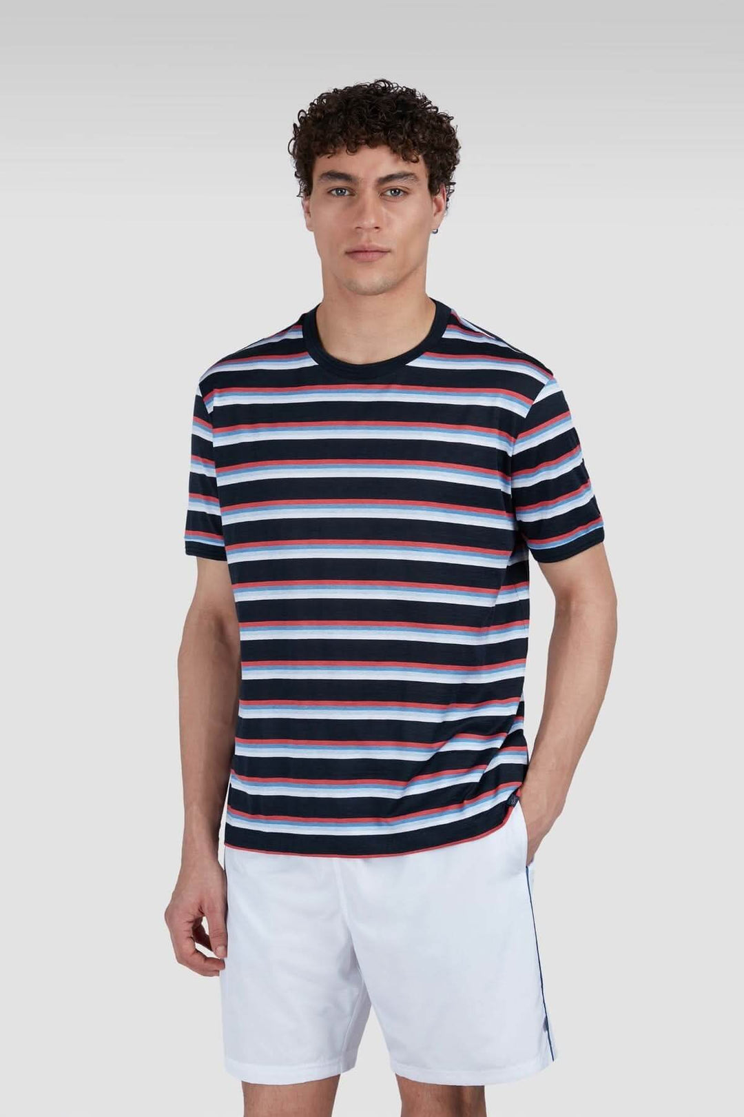T-shirt à rayures multicolores en coton, parfait pour un look décontracté et moderne.