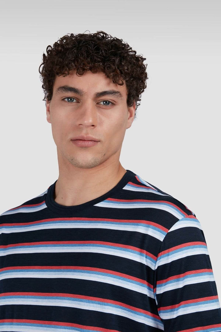 Homme portant un t-shirt à rayures multicolores, col rond, avec motif contrasté bleu marine et rouge.