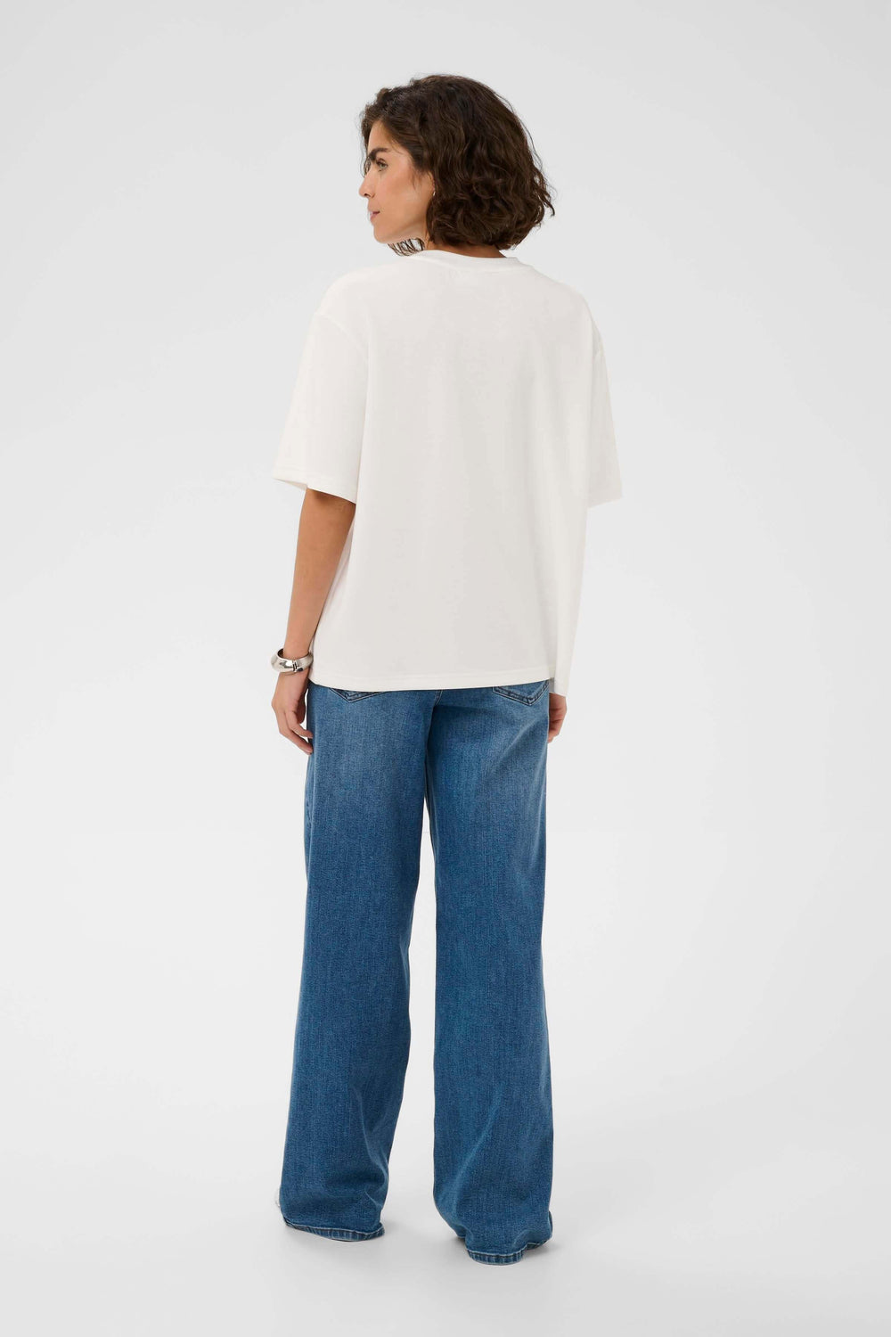 Vue arrière du T-shirt Rosie blanc à coupe ample, une pièce moderne et décontractée, essentielle dans toute garde-robe casual.