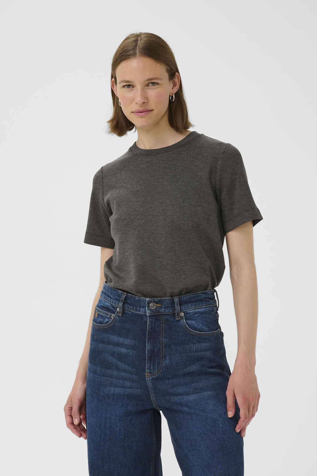 T-shirt minimaliste à manches courtes en gris, porté avec un jean, confortable et polyvalent pour un look soigné.
