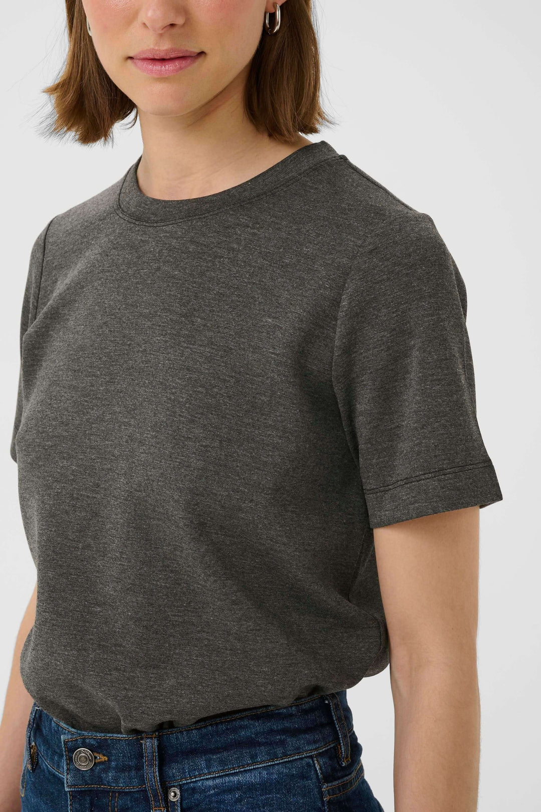 T-shirt Vincent à manches courtes, design minimaliste, tissu doux, col rond, coupe droite, porté avec un jean.