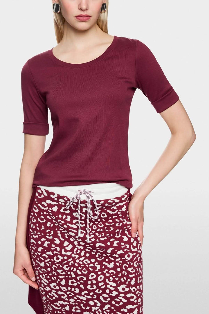 T-shirt ajusté en coton stretch bordeaux avec encolure ronde et manches mi-longues, style décontracté et confortable pour un look quotidien.