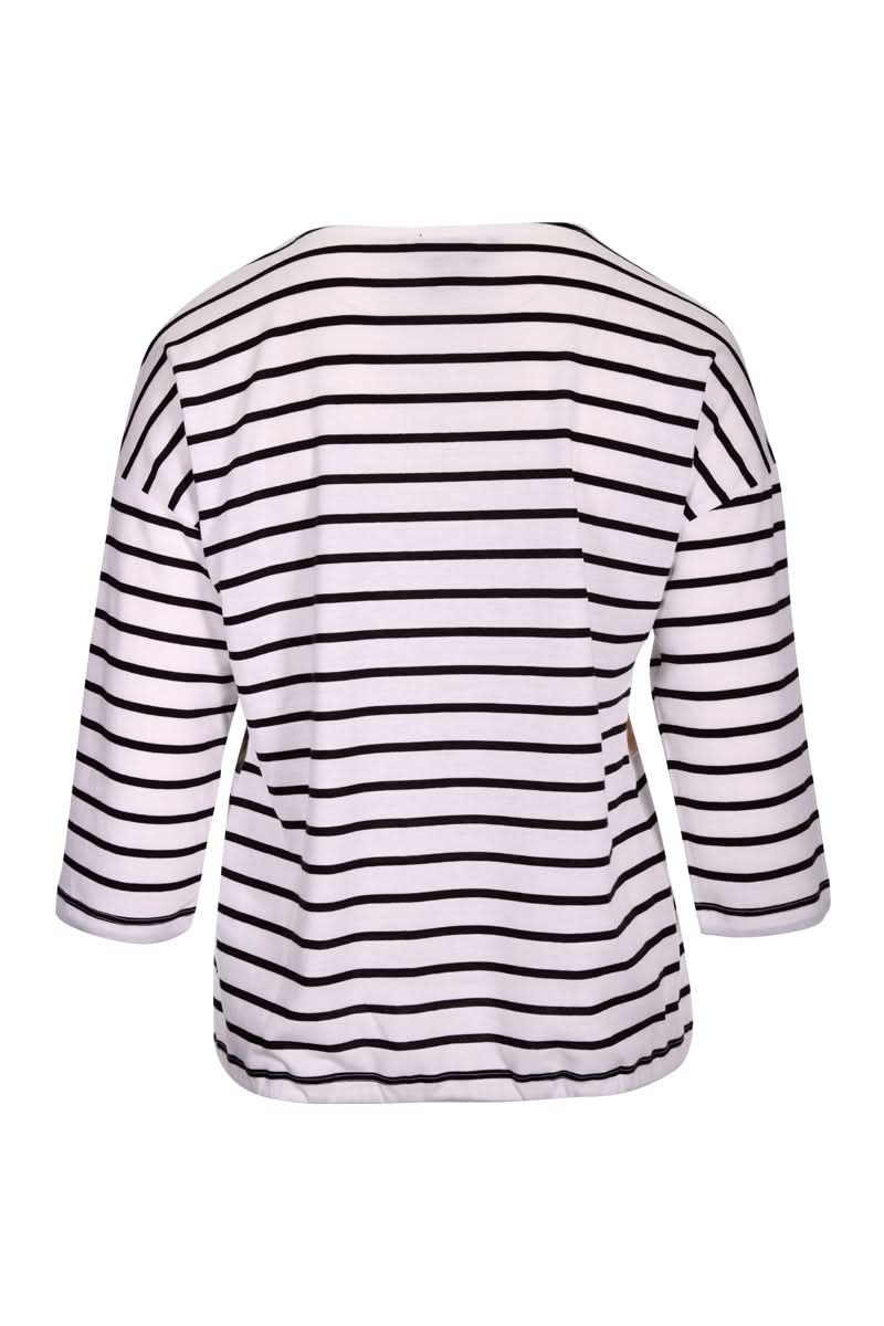 T-shirt artistique avec imprimé rayé noir et blanc, manches 3/4, vue arrière, confortable et moderne.