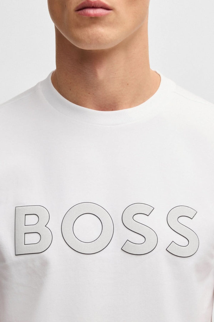 T-shirt blanc avec logo BOSS en relief, col rond et manches courtes, style casual moderne.