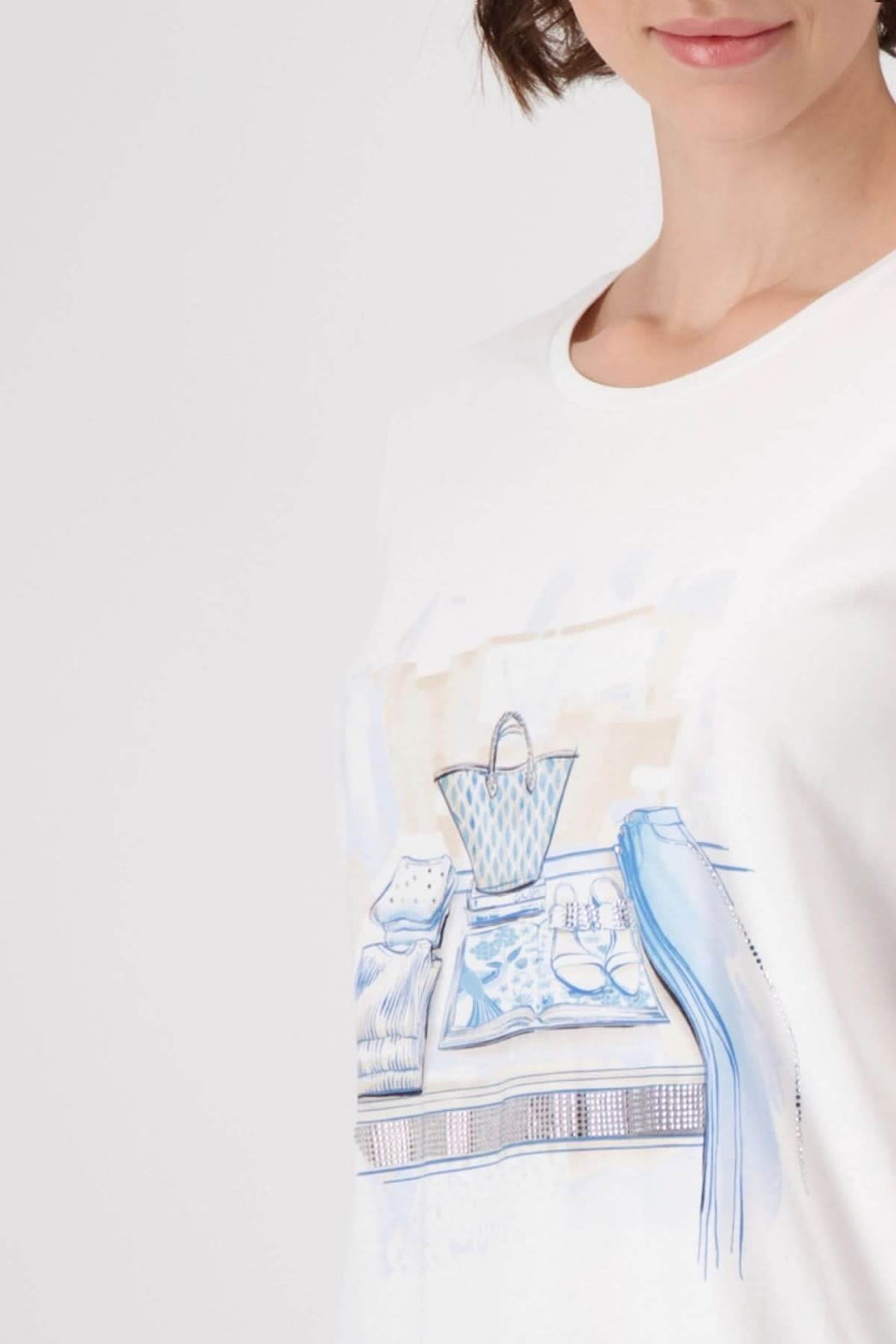 T-shirt en coton avec imprimé élégant et strass, combiné avec un look chic et décontracté.
