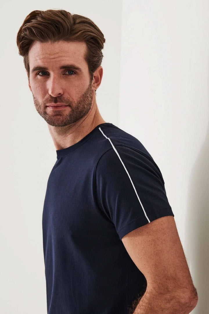 T-shirt bleu marine avec ligne blanche, col rond et manches courtes, en coton pima stretch.