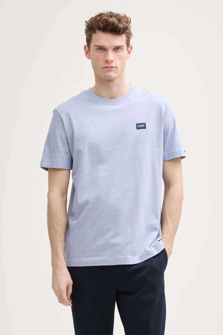 T-shirt minimaliste à logo pour homme, col rond, manches courtes, en coton doux, style décontracté.