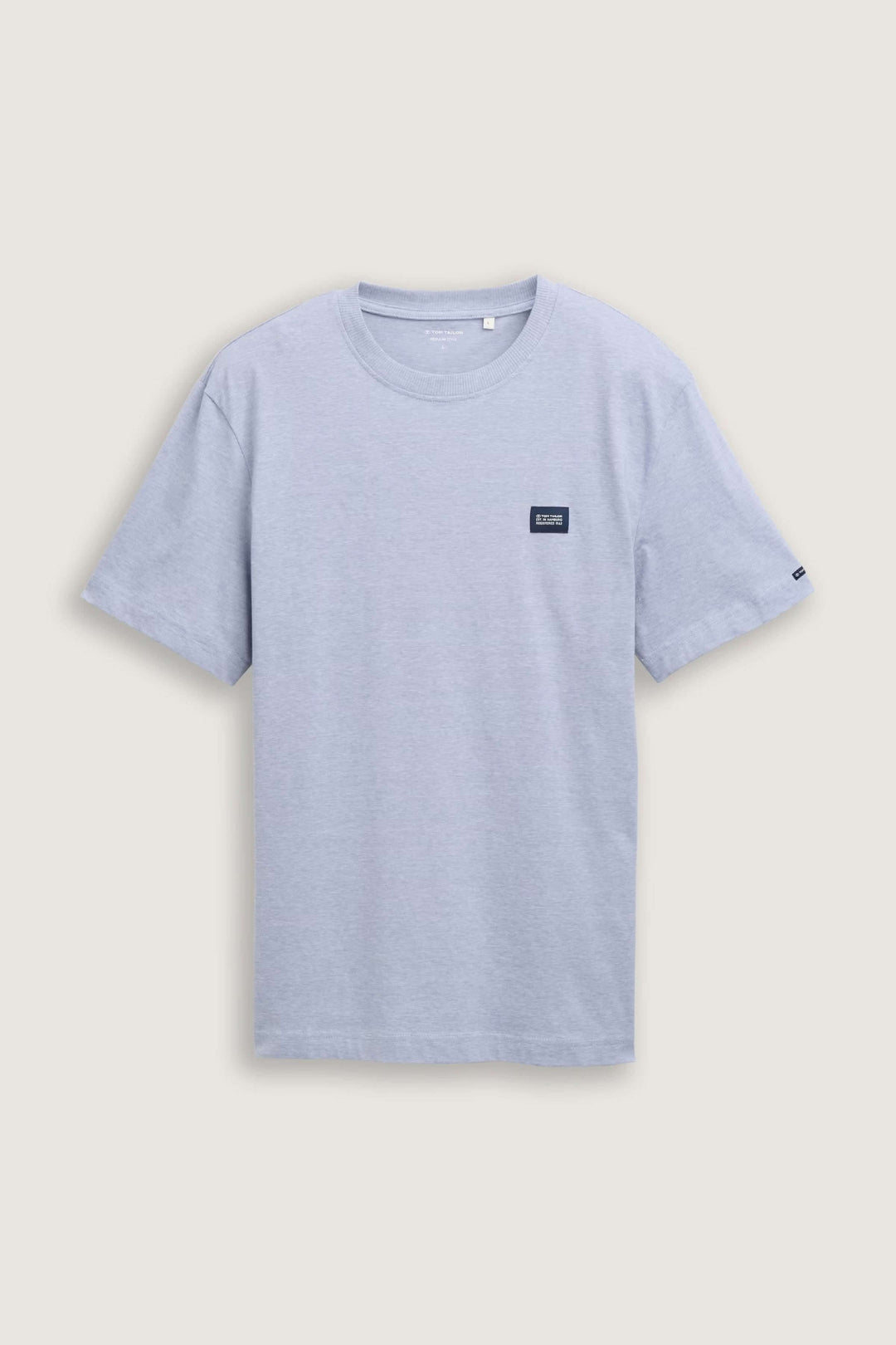 T-shirt minimaliste bleu clair avec logo brodé, coupe droite et manches courtes, idéal pour un look décontracté.