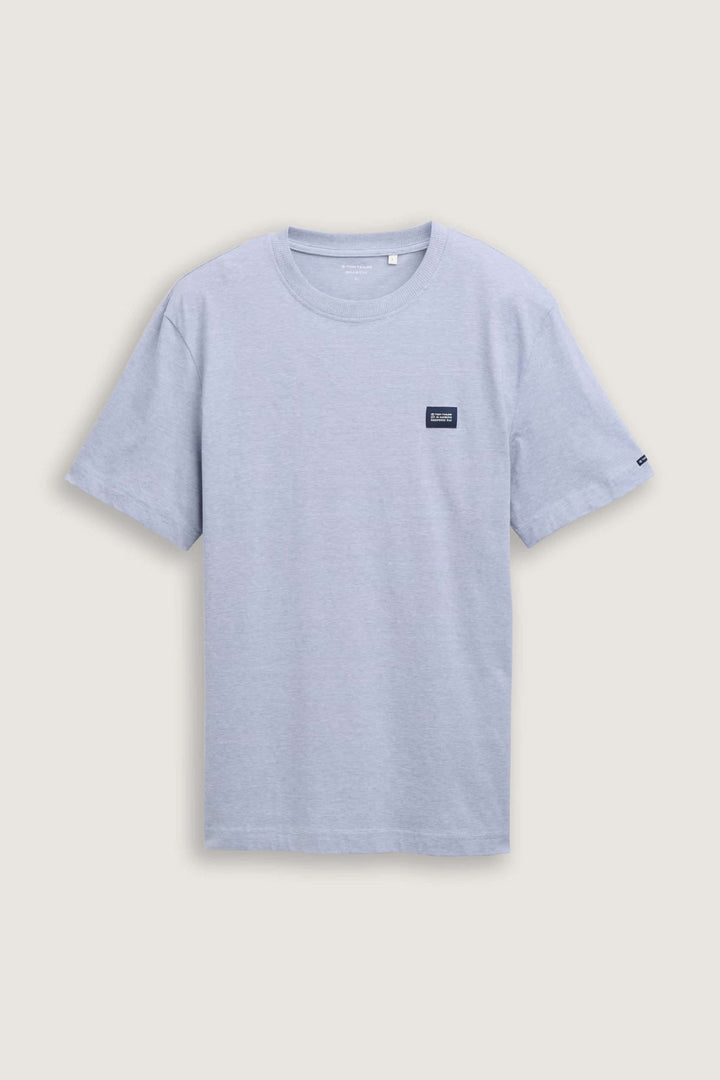 T-shirt minimaliste bleu clair avec logo brodé, coupe droite et manches courtes, idéal pour un look décontracté.
