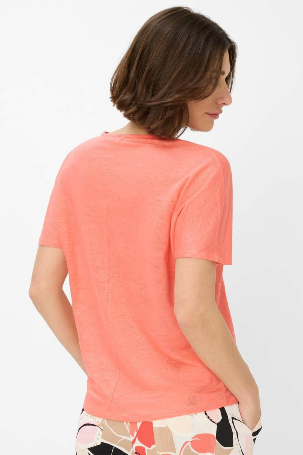 T-shirt col V CAELEN pour femme, en lin léger, couleur corail, vue arrière, style décontracté et élégant.