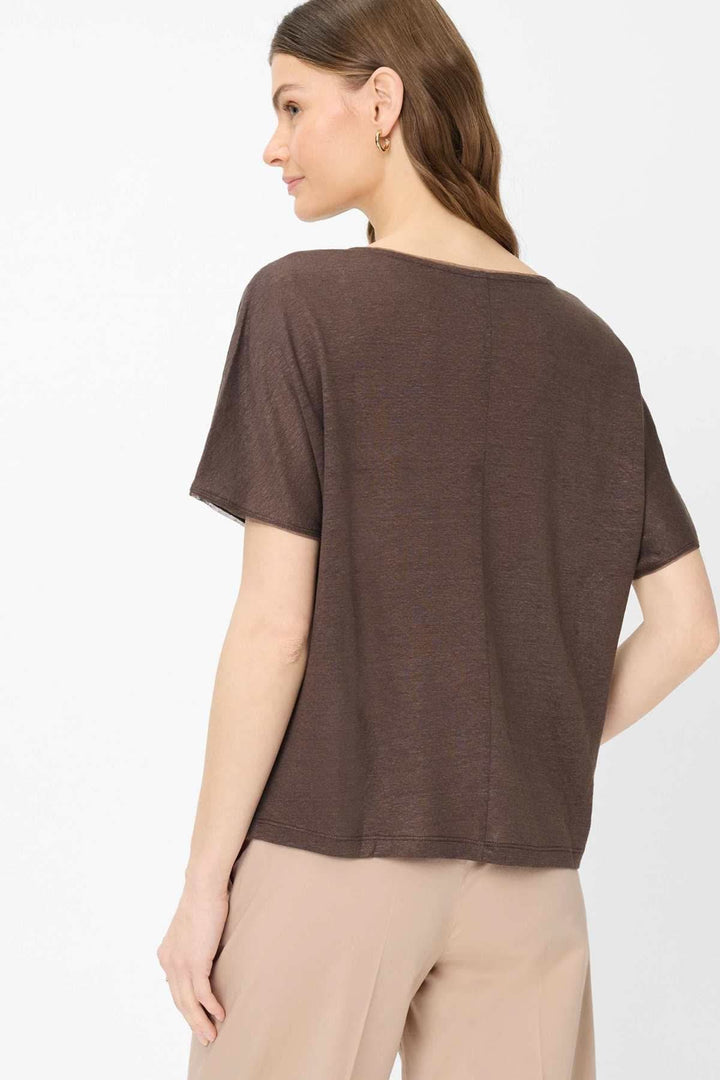 Femme portant un T-shirt col bateau Caelen marron de dos, style moderne et confortable, manches courtes, idéal pour un look décontracté.