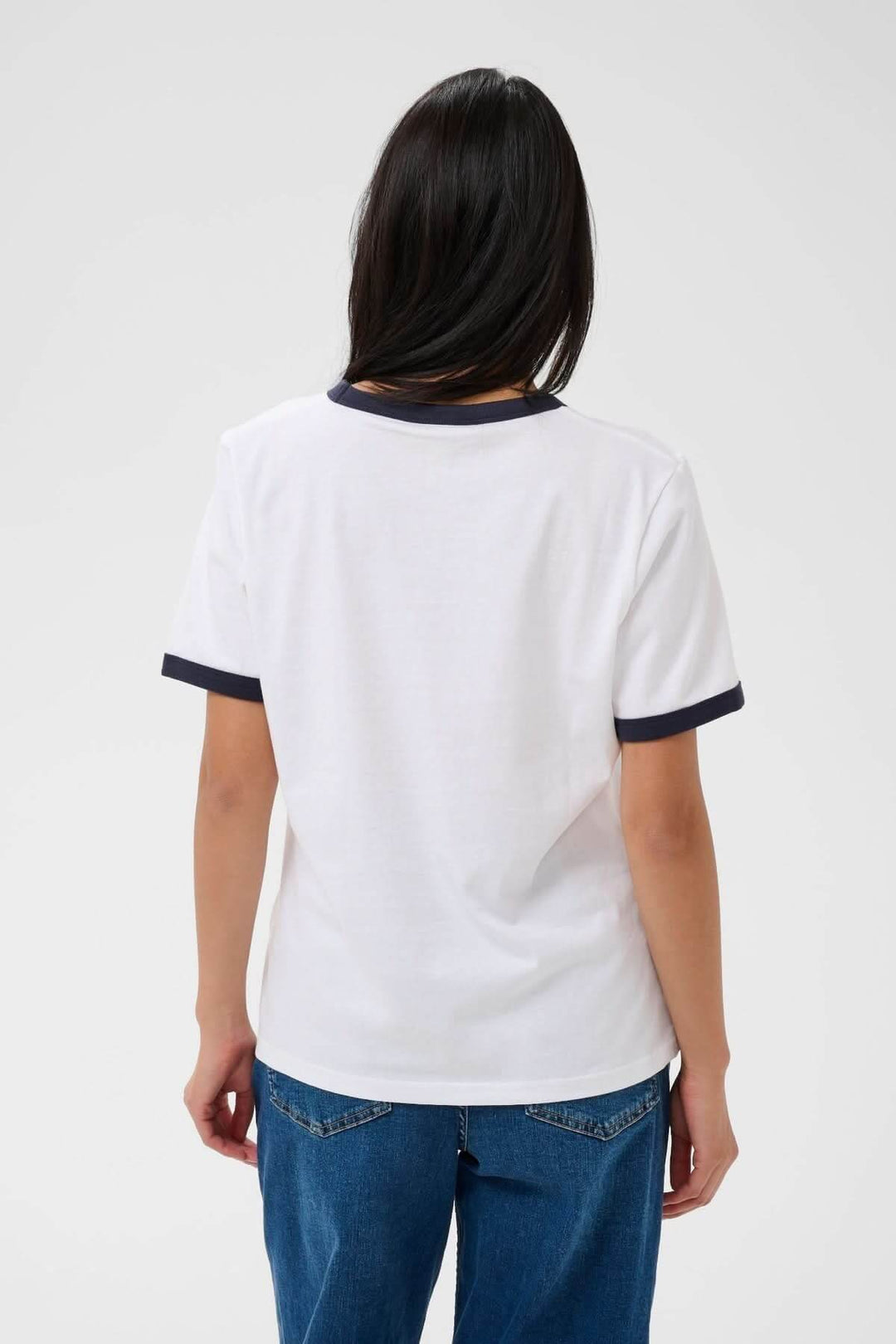Femme portant un T-shirt à col contrastant Angelita vue de dos, montrant le style moderne avec finitions contrastantes.
