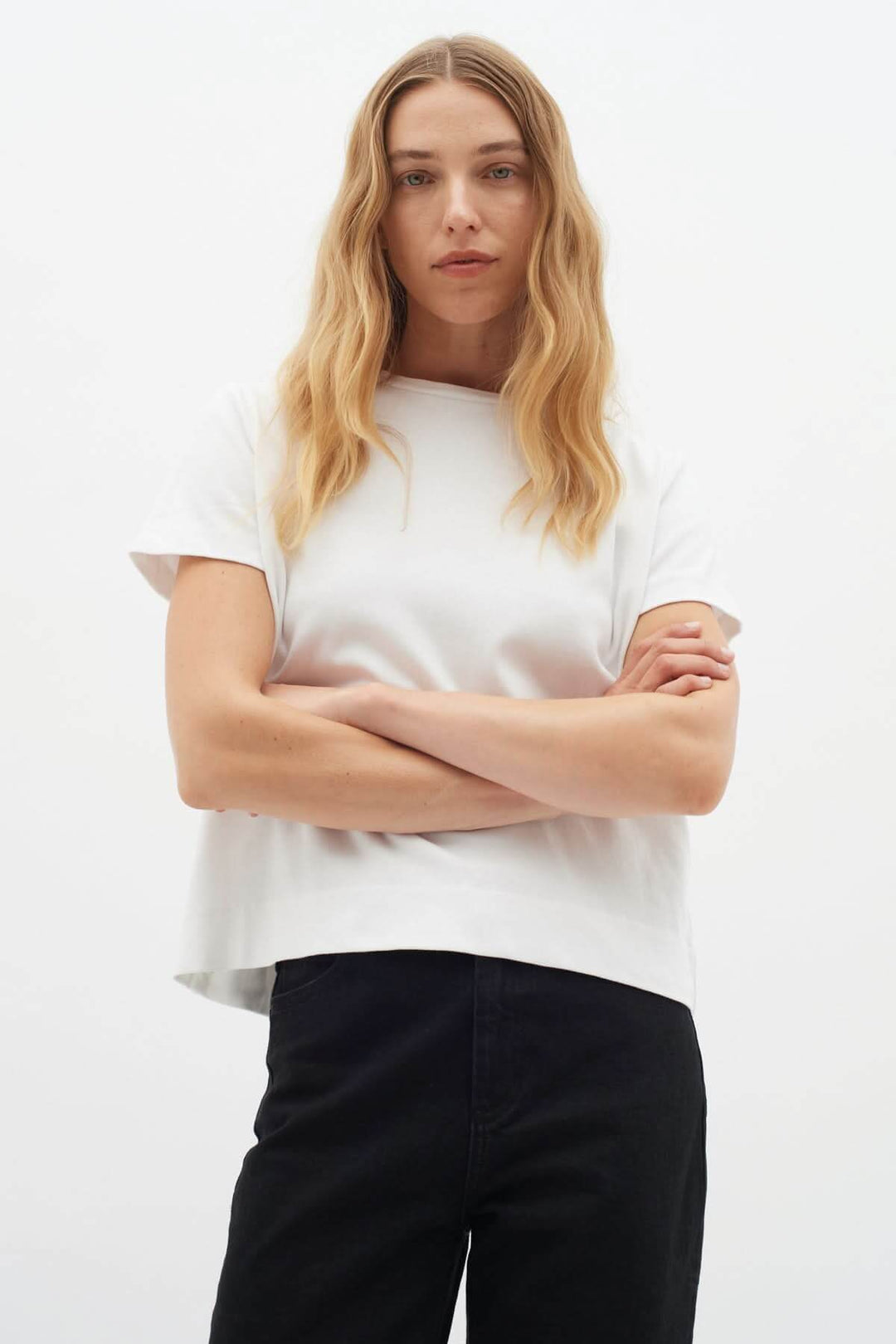 T-shirt col rond Luke en coton doux, coupe légèrement ample, porté par modèle féminin.