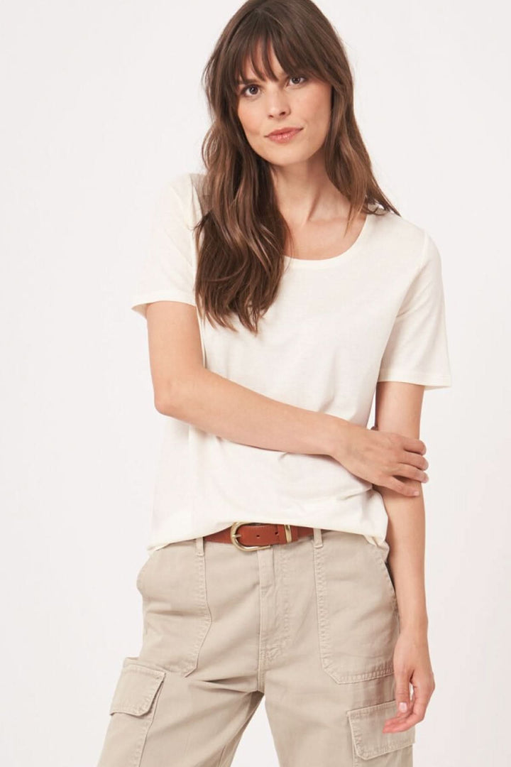 T-shirt col rond manches courtes en tissu doux et respirant, parfait pour un style décontracté ou soigné.