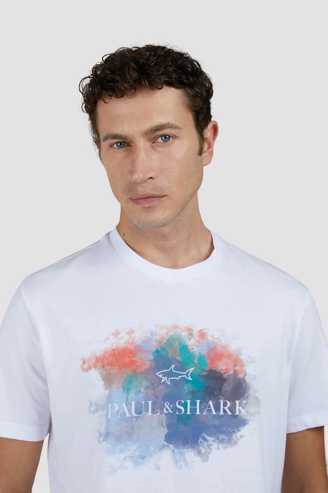 T-shirt en coton blanc avec imprimé aquarelle coloré et logo Paul & Shark, idéal pour un style élégant.