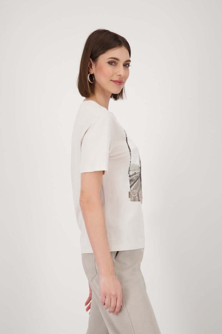 T-shirt imprimé « road trip » avec coupe régulière et manches courtes, porté par un modèle.