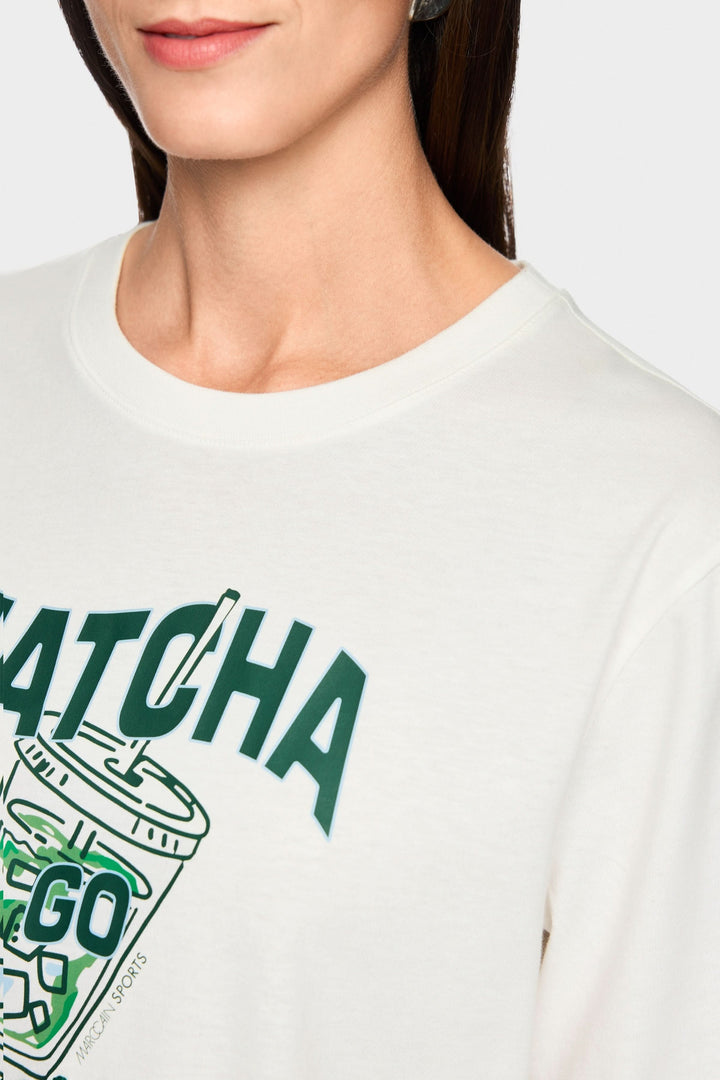 Femme portant un T-shirt imprimée matcha « Rethink Together » avec imprimé graphique, manches courtes et encolure ronde classique.