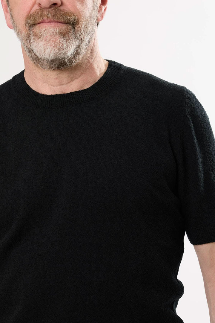 T-shirt élégant en coton noir, col rond, pour un look casual et sophistiqué.