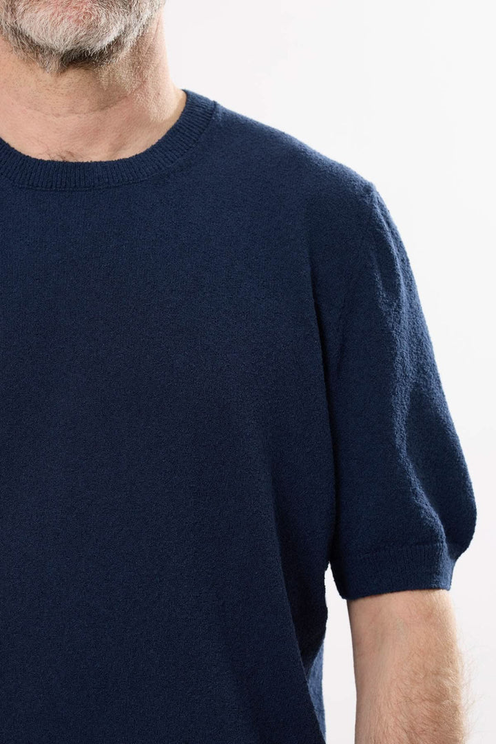 T-shirt élégant bleu marine pour homme, col rond, coupe moderne et tissu doux.