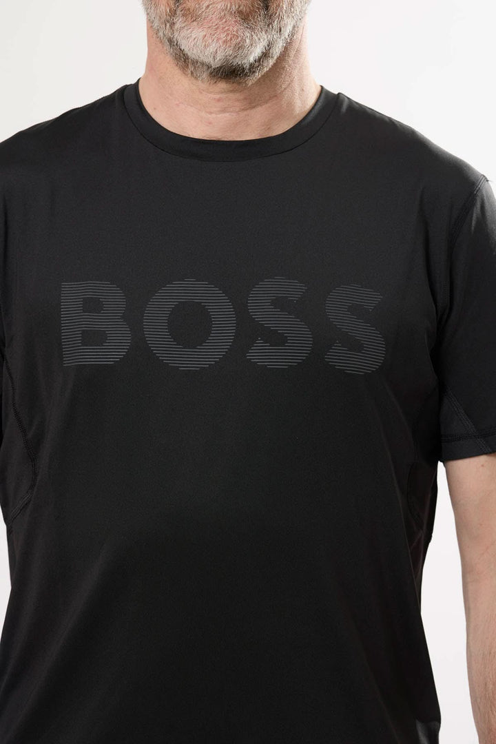 T-shirt noir à logo BOSS, coupe droite, manches courtes, col rond, tissu léger, style sportif et décontracté.