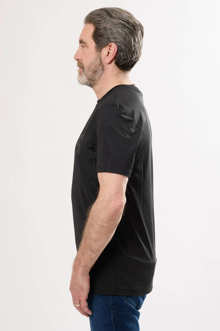 T-shirt à logo BOSS en noir, coupe droite, manches courtes, porté par un homme, vue de profil.