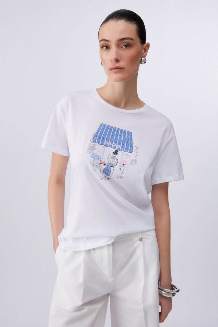 Femme portant un T-shirt à manches courtes avec imprimé graphique, coupe confortable, encolure ronde, matière douce, look stylé.