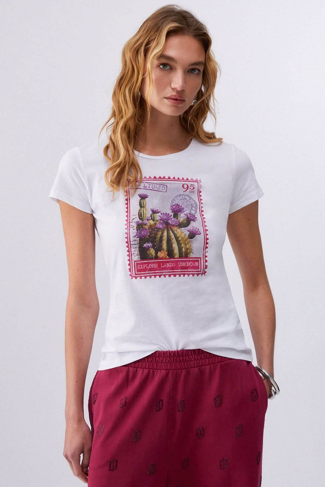 T-shirt à manches courtes avec imprimé graphique porté par modèle, coupe confortable et féminine, ajout décontracté aux tenues quotidiennes.