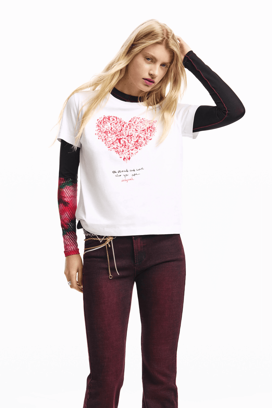 Femme portant un T-shirt à manches courtes coeur avec imprimé graphique stylisé en cœur, coupe droite, et encolure ronde classique.