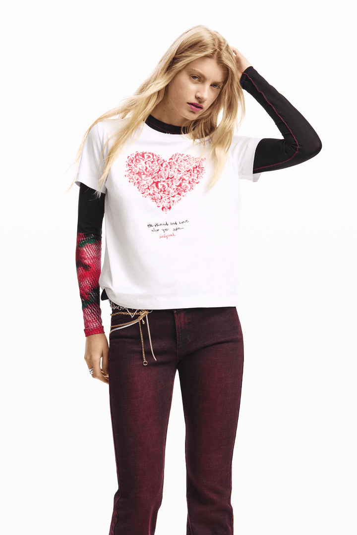 Femme portant un T-shirt à manches courtes coeur avec imprimé graphique stylisé en cœur, coupe droite, et encolure ronde classique.