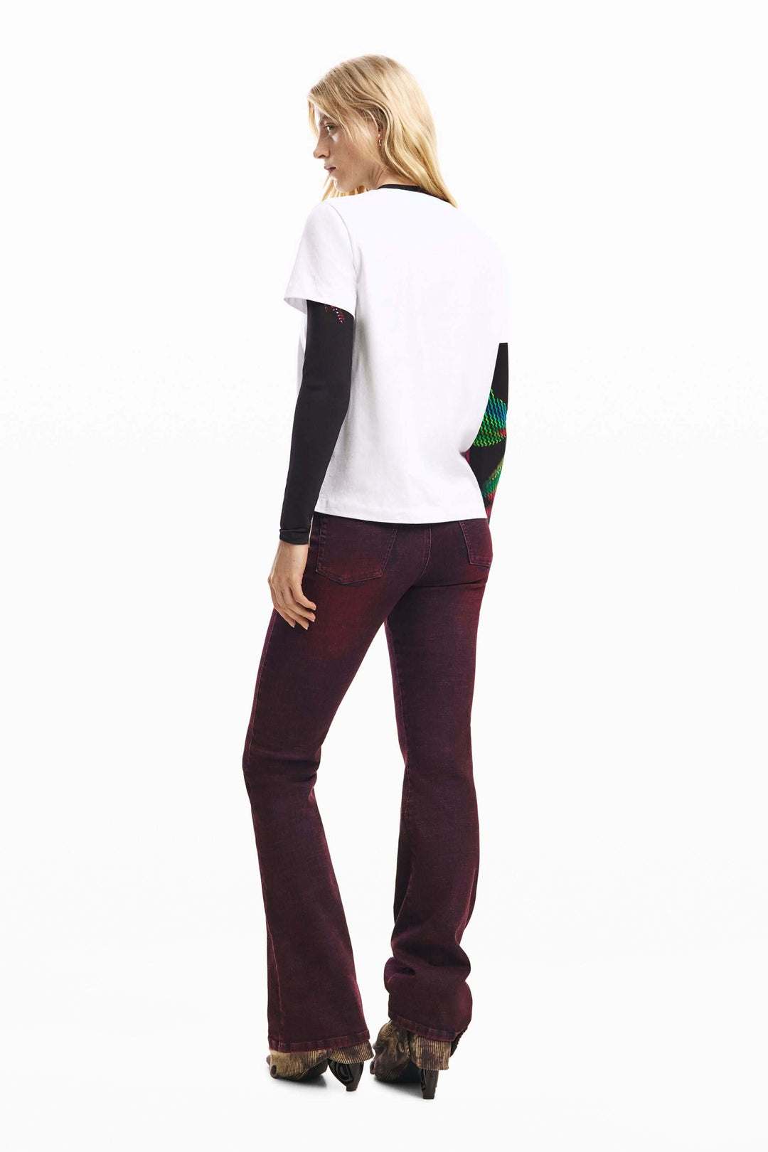 Femme portant un T-shirt à manches courtes coeur avec un style moderne et confortable, vu de dos.