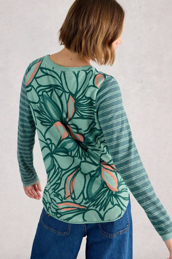 Femme portant un T-shirt à manches longues Clara avec un motif coloré.