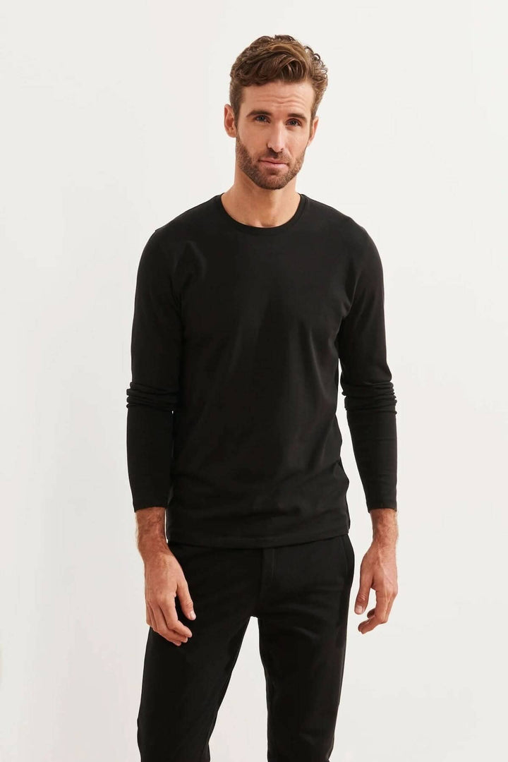Homme portant un t-shirt manches longues noir en coton Pima, style décontracté et élégant.