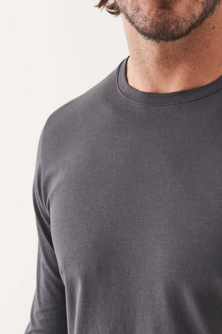 T-shirt à manches longues en coton Pima péruvien, confortable et élégant pour un style décontracté.