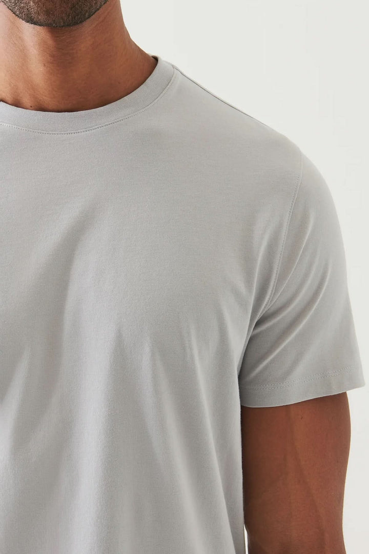 T-shirt minimaliste gris à col rond, coupe droite, manches courtes, en jersey lisse et confortable.