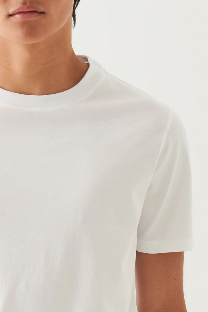 T-shirt minimaliste blanc à col rond, coupe droite et manches courtes, style décontracté et épuré.