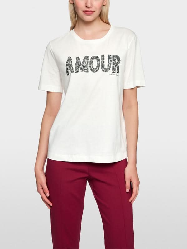 T-shirt à paillettes avec lettrage 'Amour', en coton, col rond et manches courtes, coupe droite, porté par mannequin.