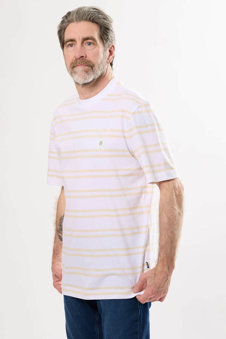 Homme portant un t-shirt rayé léger avec encolure ronde, idéal pour l'été et les week-ends décontractés.