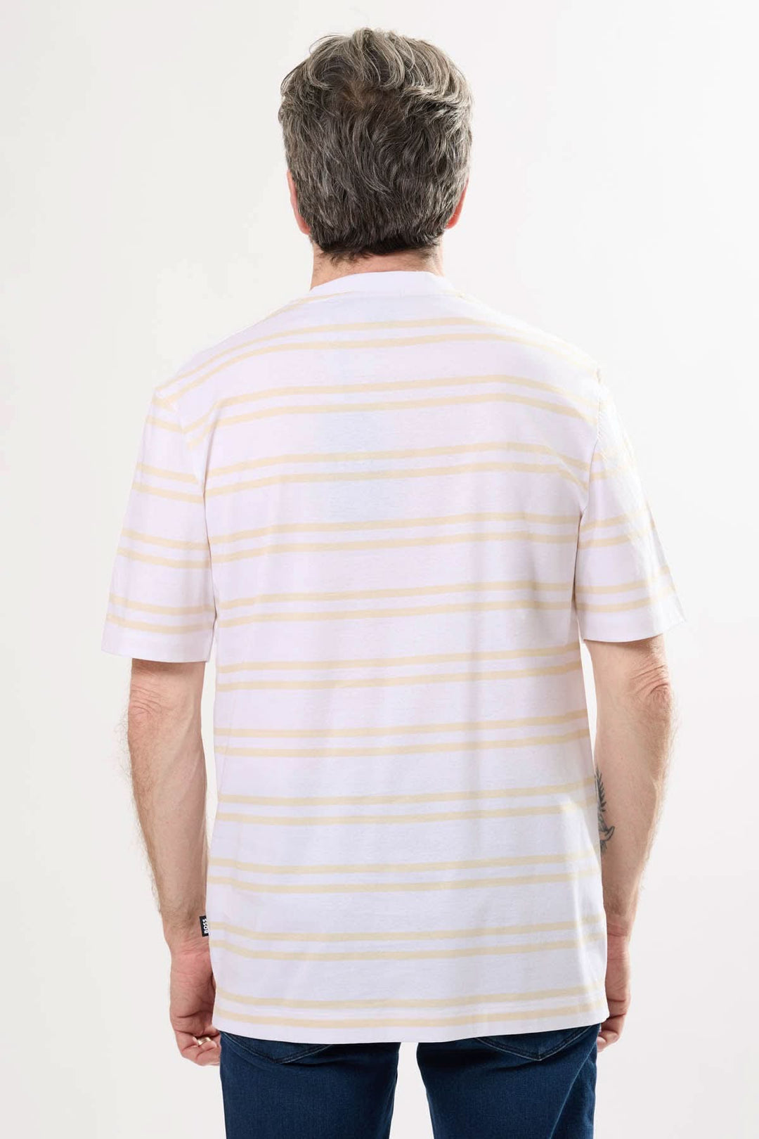 T-shirt rayé blanc et jaune, coupe droite, vue arrière, manches courtes, idéal pour l'été.