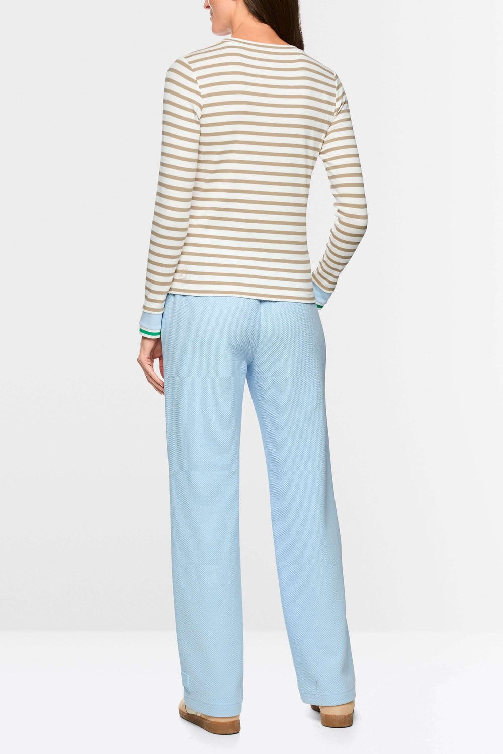 Vue arrière du T-shirt rayée cintrée à manches longues et encolure ronde, porté avec un pantalon bleu clair.