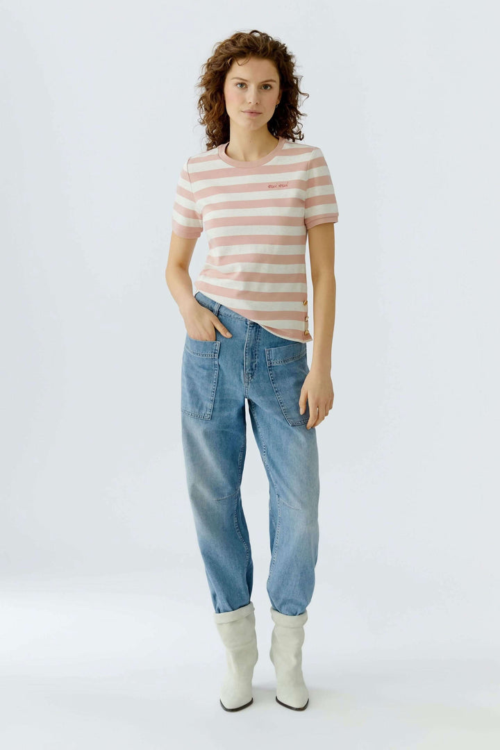 T-shirt à rayures avec coupe droite et détails décoratifs, porté par un modèle pour une allure moderne et féminine.