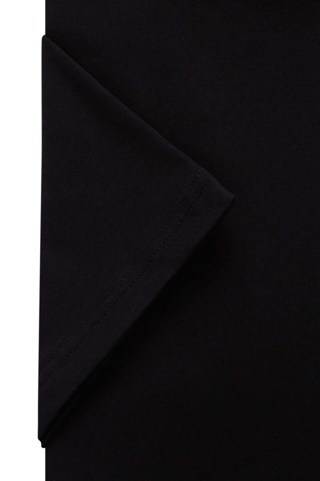 Détail d'un t-shirt simple noir avec couture ton sur ton et encolure ronde élégante.