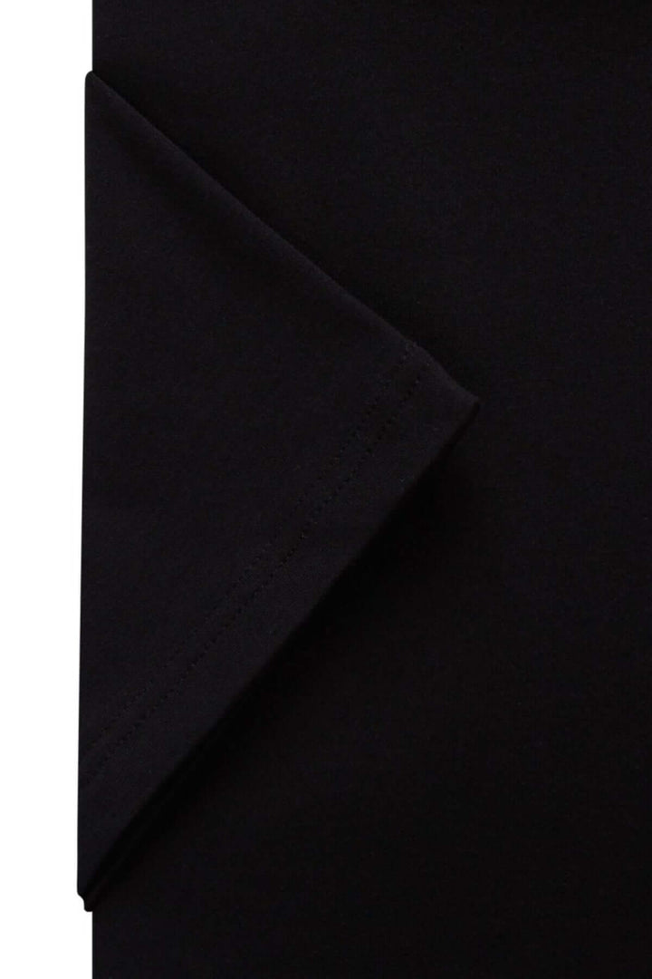 Détail d'un t-shirt simple noir avec couture ton sur ton et encolure ronde élégante.