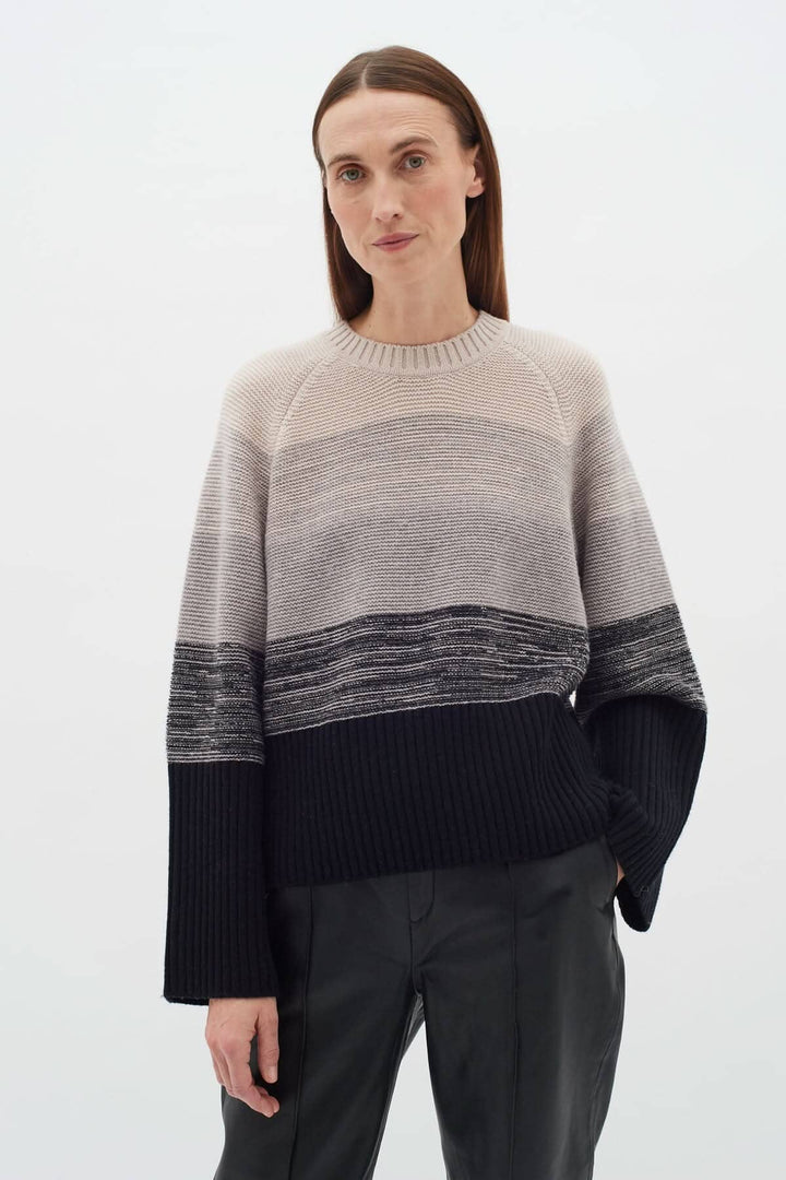 Tricot Kaxy en laine avec larges rayures, encolure ronde et manches longues, style décontracté.