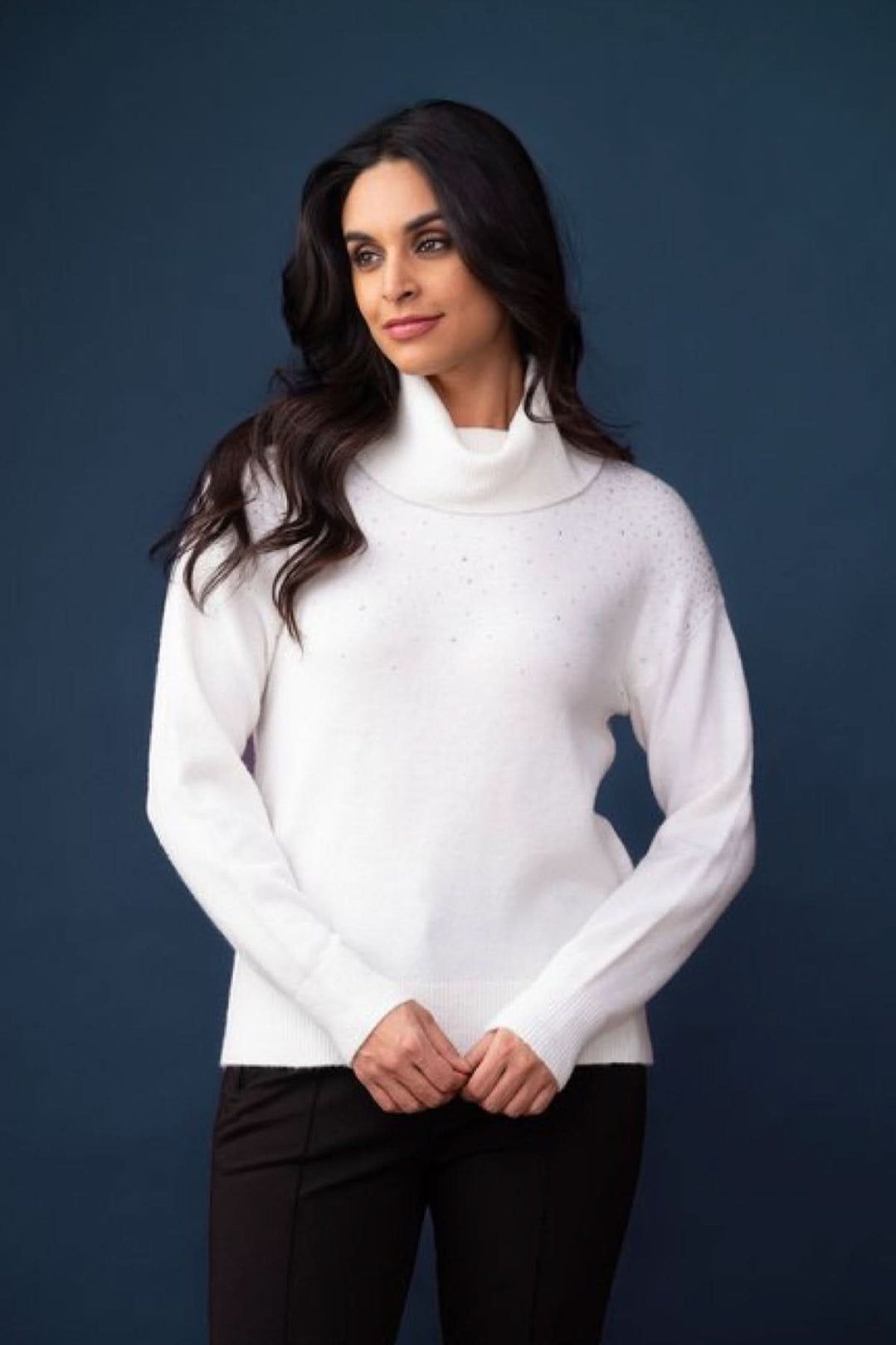 Chandail blanc avec paillettes, col roulé et manches longues, élégant et confortable pour un look chic.