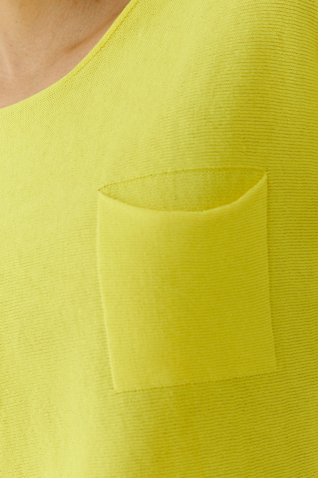 Tricot fluide à manches courtes avec poche poitrine jaune vif et finition côtelée en viscose respirant, coupe décontractée.