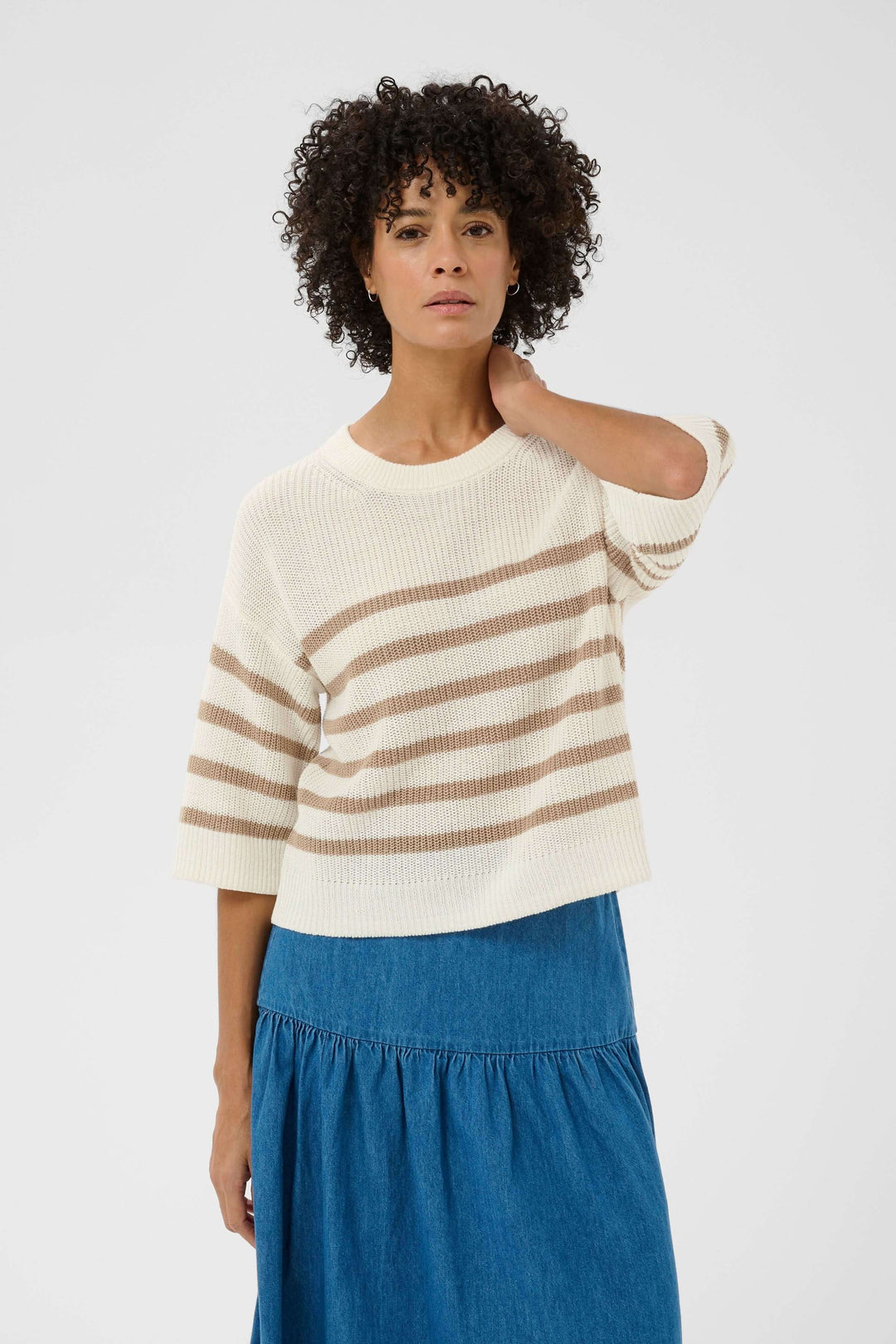 Tricot lin et coton Aliza à rayures, silhouette décontractée pour la mi-saison, manches courtes, encolure ronde, modèle femme.