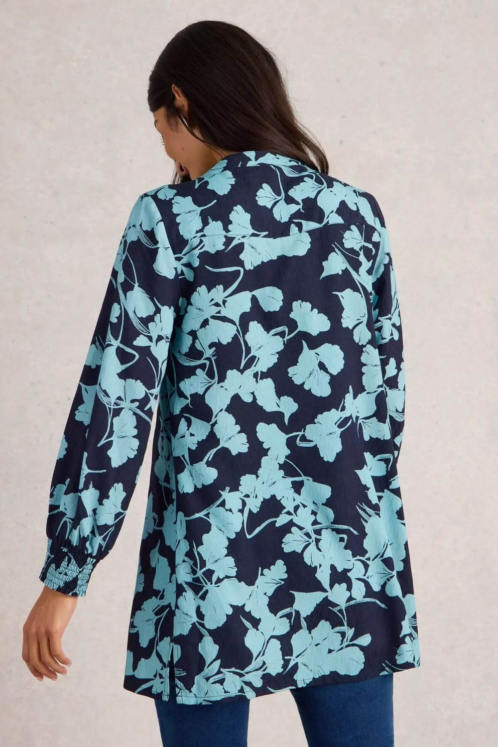 Tunique Amy avec imprimé botanique bleu sur fond noir, coupe ample et manches longues, style décontracté.