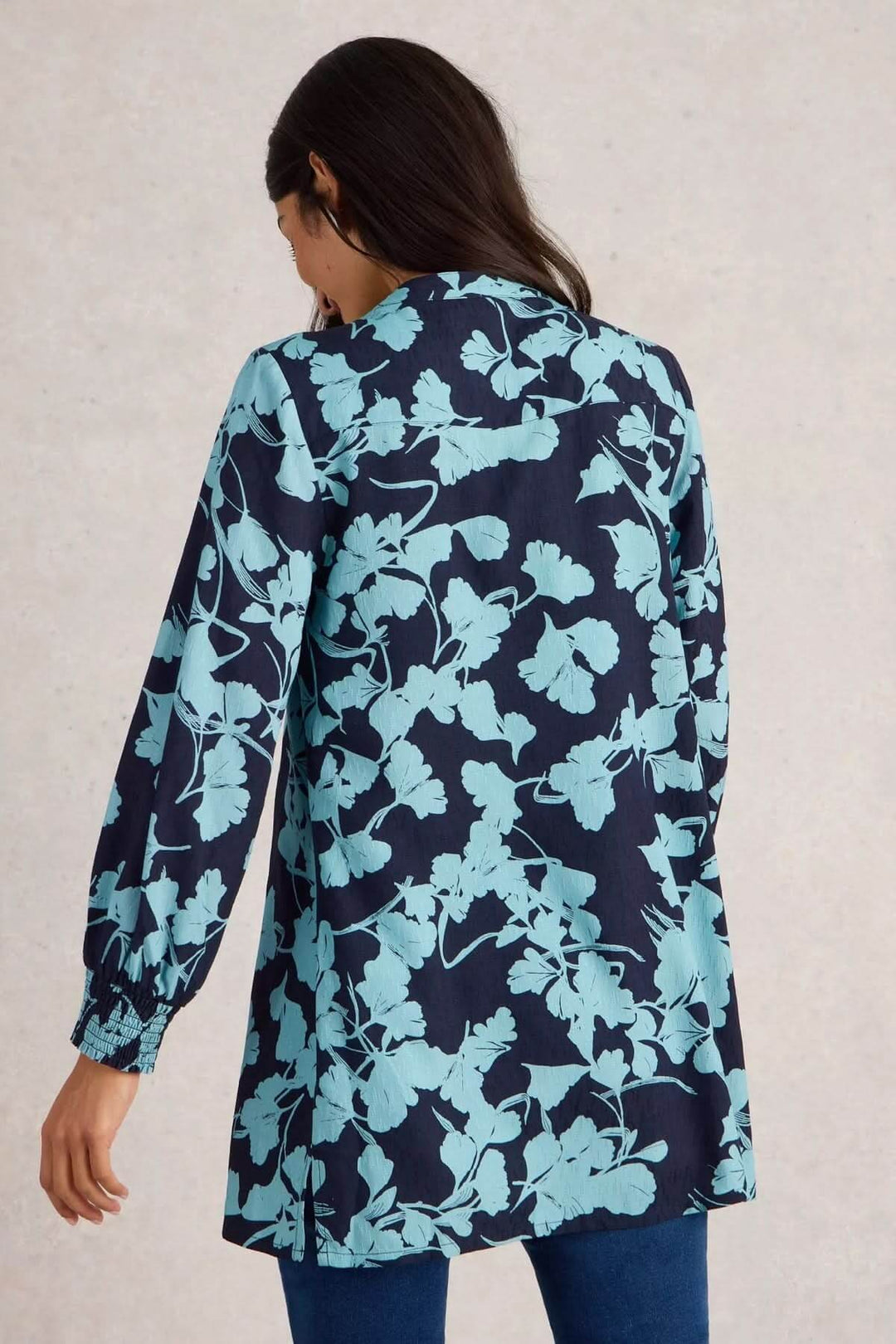 Tunique Amy avec imprimé botanique bleu sur fond noir, coupe ample et manches longues, style décontracté.