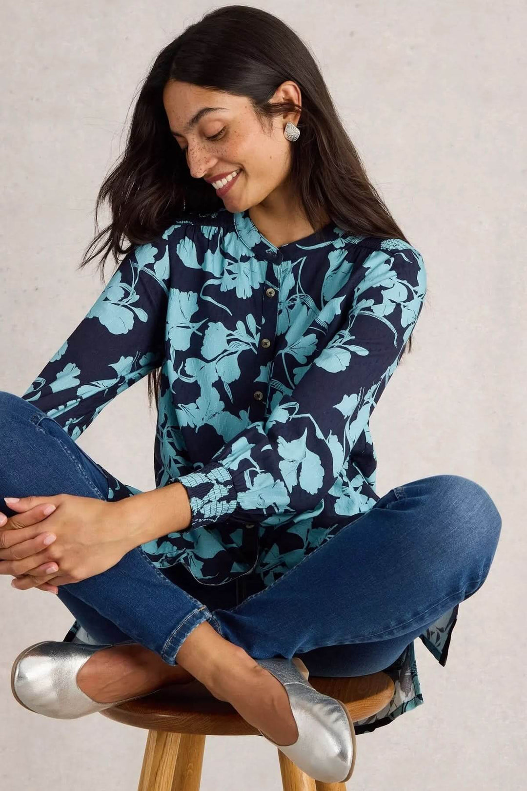 Tunique Amy à imprimé botanique, coupe ample, portée avec un jean pour un look décontracté et élégant.