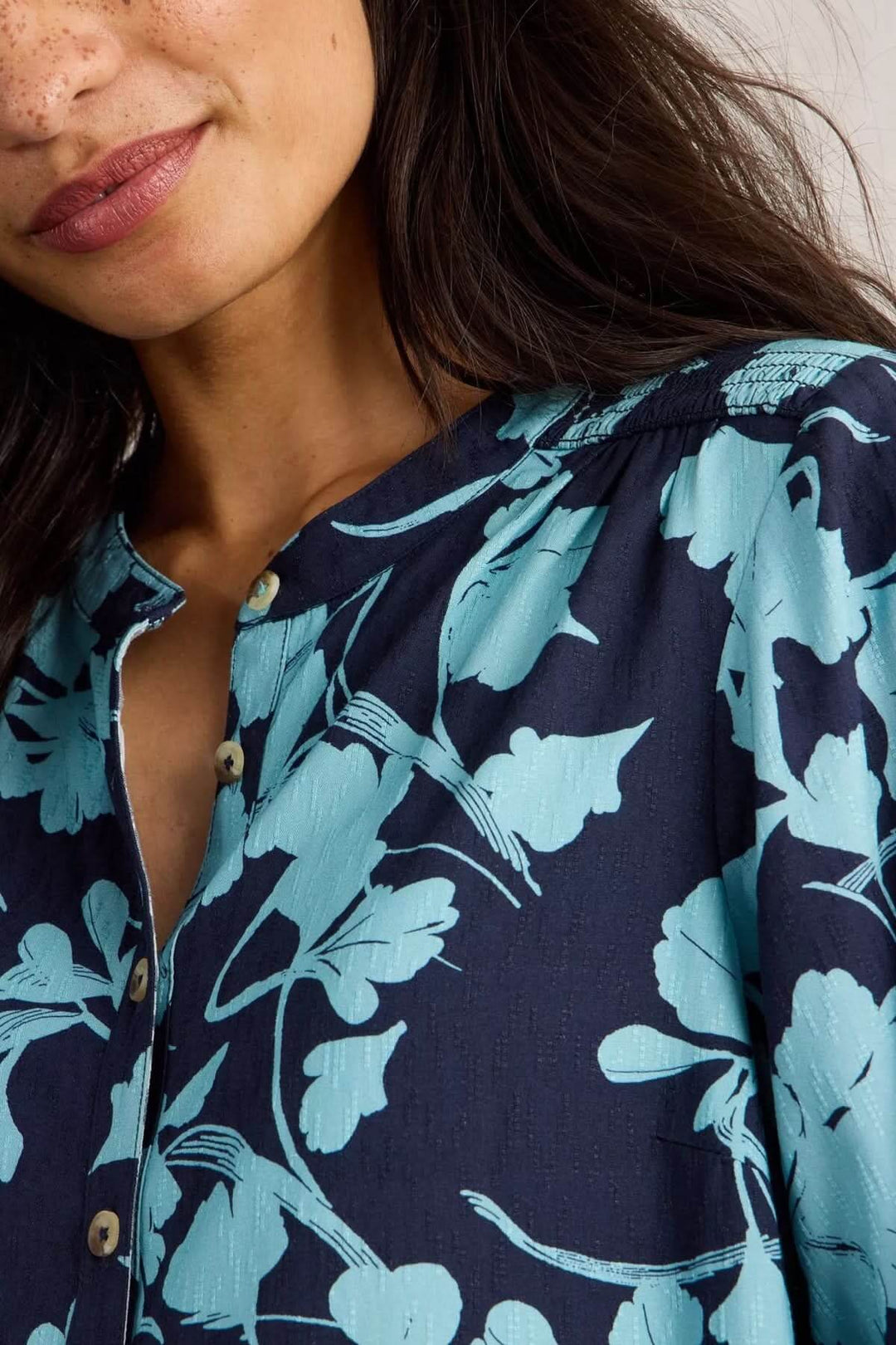 Tunique Amy avec un imprimé botanique audacieux en bleu turquoise sur fond navy, manches longues.